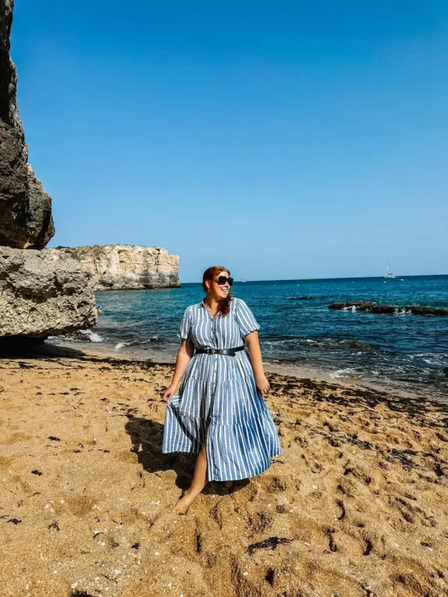 What a trip! Vietin extempore juhannuksen Portugalissa. Kaikilla oli jo juhannussuunnitelmia ja tuntui etten halunnut viettää juhannusta yksin kotona Espanjassa. Löysin torstaina iltapäivällä liput Faroon, Etelä-Portugaliin meno-paluu 27€. Seitsemän tuntia myöhemmin istuin bussissa ja valoittamassa uutta maata 🇵🇹

En ois uskonut kuinka hauska reissu tästä tuli. Matkustin yksin mutta en ollut ollenkaan yksin. Tutustuin hotellissa ihmisiin ja sain uusia ystäviä. Käytiin yhdessä naapurikaupungissa rannalla, olin BBQ-juhlissa jotka päätyi baarikierrokseen. Sai tanssia ja nauraa paljon. Vikana päivänä otettiin lautta läheiselle rannalle.

Niin ihana reissu ja mietin vaan koko ajan että tää on mun elämää ja living my best life 🥺❤️