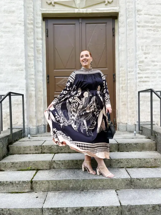 Mun veli meni naimisiin ✨️❤️ Oli aivan ihanat häät ja super hauskaa 🥺

Naureskelin itseksi että mun asu koostui mun reissujen ostoksista, koska oon melkein joka lomareissulta ostanut yhden asian johon panostanut. Tässä Chanelin aurinkolasit (Lontoosta), laukku nahkaa ja handmade Italy (Roomasta), mekko putiikista (Portugalista). Kengät tosin oli secondhand Espanjasta. Rakastuin tähän asuun ja tää tuntui niin multa ❤️

Kuvia ei tullut otettu kun nautin vaan juhlista. Varmasti lisäkuvia tulossa kun valokuvaajalta tulee kuvat juhlista hääparille.