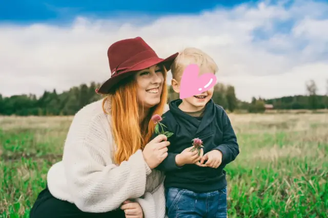 Kiitos, että saan olla sun äiti ❤️ Musta tuntuu, että viime vuodet ollaan yhdessä kasvettu lisää yhteen. Mulle paras palkinto on se kun spontaanisti tuut halimaan ja muistat aina kertoa kuinka rakastat ja että sulla on kivaa olla yhdessä.

Eilen kävit kaupassa ja ostit aamupalalle juttuja mitkä olit itse suunnitellut. Mä vain kävin maksamassa silmät kiinni. Aamulla sitten heräsin katettuun aamupalaan, oli kaikki laitettu hienosti ja vesimelonit pilkottu. Lisäksi olit valinnut keltaisia ruusuja lempivärini mukaan sekä koulussa tehty kortti ja lahja. En voisi olla onnellisempi susta ❤️